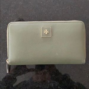 Beautiful Tory Burch green leather wallet